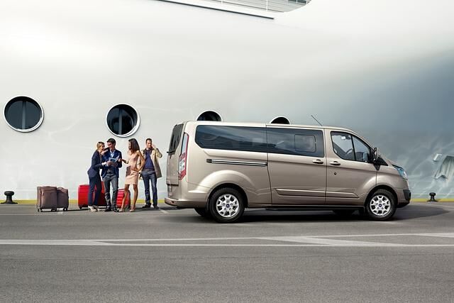 In den Schauräumen der deutschen Ford-Händler feiern Transit Custom und Tourneo Custom im November Premiere