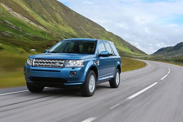 Land Rover modernisiert den Freelander. Das Kompakt-SUV wird außen und innen neu gestaltet