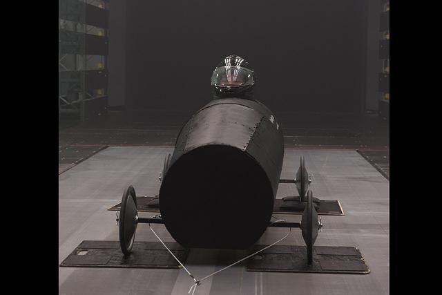 Die Röhre ist eine Seifenkiste, die auf ihre aerodynamischen Eigenschaften untersucht werden soll