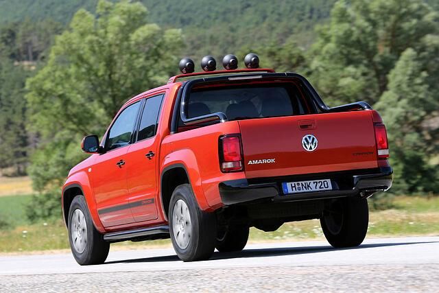 Der Pick-Up mit der auffällig orangen Lackierung erhält unter anderem All-Terrain-Reifen in der Dimension 245/70 R17