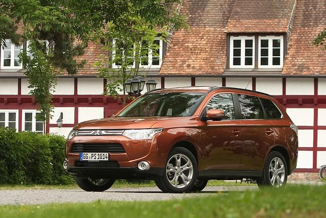 Weich gespülte Formen verhelfen dem neuen Outlander zu einem unauffälligen Offroader-Auftritt, der an einen etwas zu großen gera