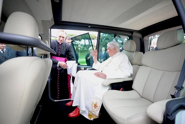 Künftig wird Papst Benedikt XVI. auch an Bord eines elektrischen Kangoo Maxi fahren. 