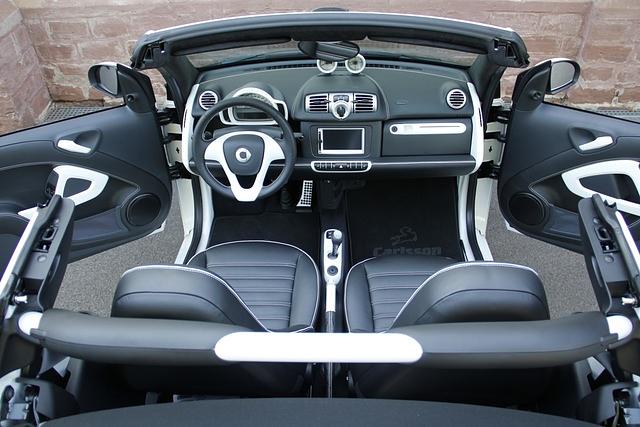 Den Innenraum kleidet Carlsson in schwarzem und weißem Leder sowie in Alcantara aus