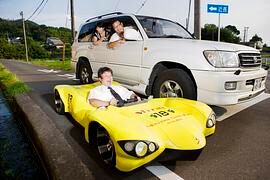 Das flachste Auto der Welt - Auf Kniehöhe