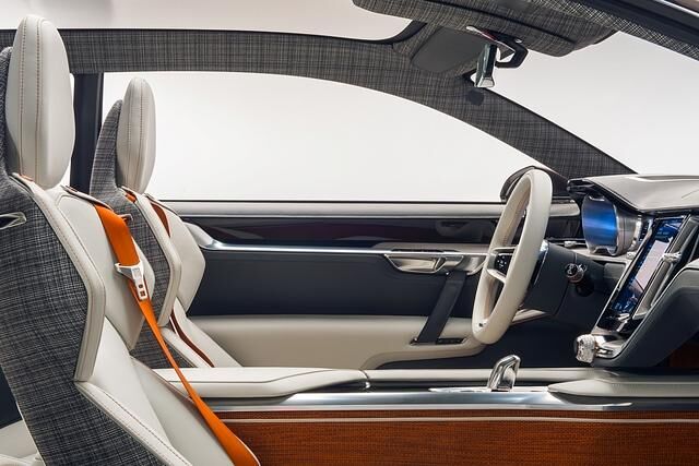 Ein Ambiente wie aus einer Zeitschrift für exklusive skandinavische Designmöbel ausgeschnitten: Klare Linien, elegante Schwünge und feinste Materialien zieren den Innenraum des Volvo Concept Estate