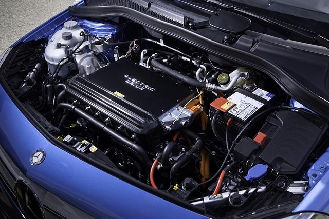 Der E-Motor sitzt unter der vorderen Haube
