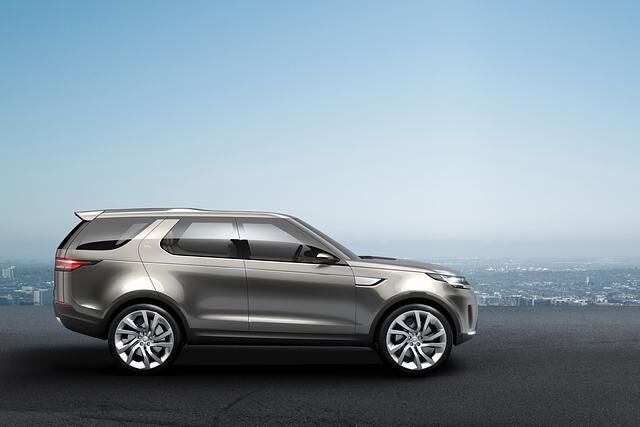 Von vorn lehnt sich die Studie optisch an den Evoque an, lässt aber mit wuchtigeren Ausmaßen und charakteristischen Details wie der Stufe in der Dachlinie die Abstammung vom Discovery erkennen