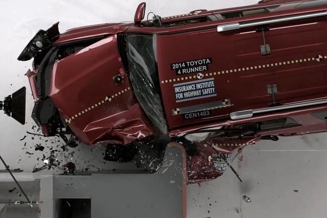 Das Verheerende an dieser Unfallkonstellation ist: Die eigentliche Crashstrukturen werden gar nicht getroffen