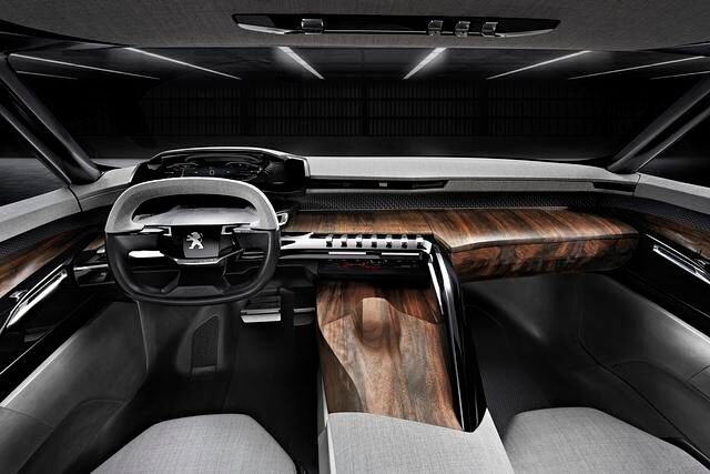 Innen dominieren Holz und Naturmaterialien