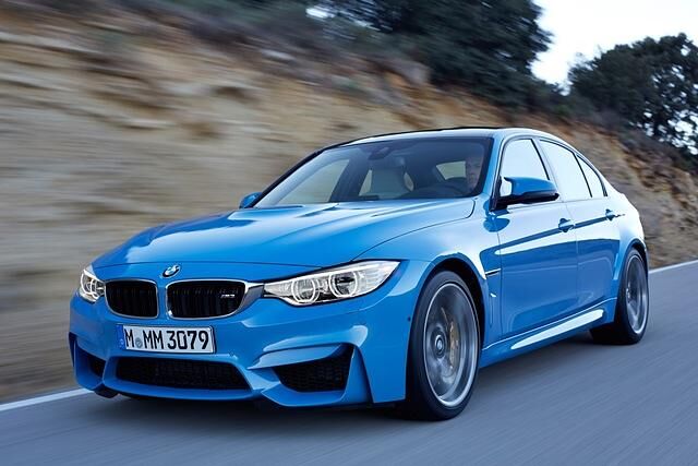Der Sechszylinder-Doppelturbo drückt den Fahrer bereits beim Start kräftig in den Sportsitz