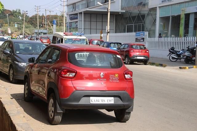 Von außen sieht der Viertürer auf seinen Offroad-Stelzen nicht minder charmant aus als ein europäischer Twingo, der zu lange neben einem Captur geparkt hat