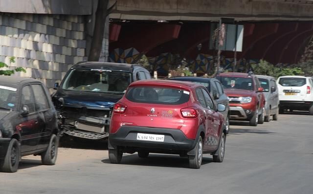 Wo Konkurrenten wie der Suzuki Alto oder der Tata Nano rollende Armutszeugnisse sind, glänzt der Kwid mit Pepp statt grauem Plastik und blankem Blech