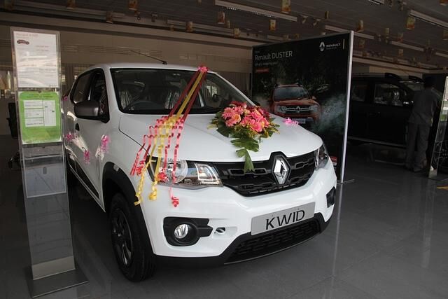 "Seit Renault den Kwid auf den Markt gebracht hat, ist bei uns die Hölle los“, sagt Verkäufer Pavithran, der schnell noch einen Neuwagen mit Blumengirlanden schmückt und die Übergabe vorbereitet