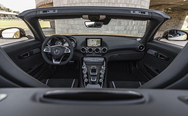 Edel, aufgeräumt und sportlich präsentiert sich der Arbeitsplatz im GT Roadster