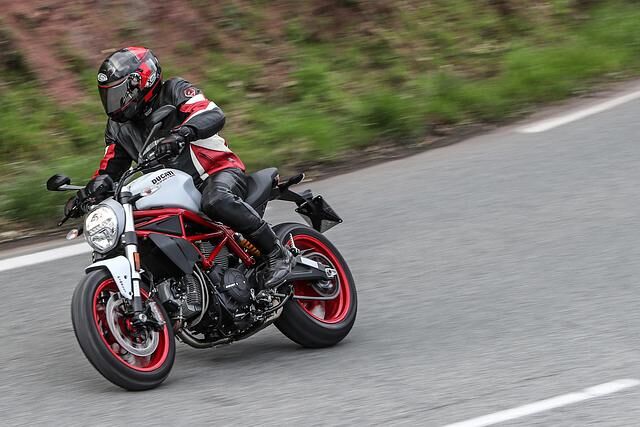 Bestens gelungen ist Ducati das Fahrwerk der kleinen Monster
