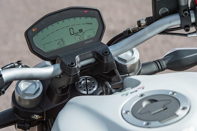 Nicht so recht gefallen kann dagegen das arg sparsam ausgestattete und auch logisch nicht überzeugende LCD-Anzeigeinstrument im Cockpit