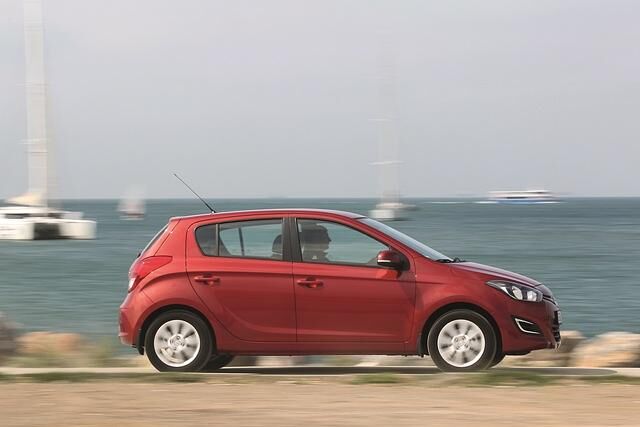Als Sondermodell ist der i20 mit 63 kW/86 PS beispielsweise mit einem Grundpreis von 10.290 Euro 1.300 Euro günstiger als das Serienmodell mit dem 1,2-Liter-Benziner
