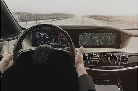 Bis zu 30 Sekunden kann die S-Klasse autonom fahren - offiziell