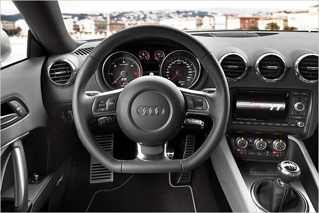 Im Cockpit dominieren kreisrunde Formen