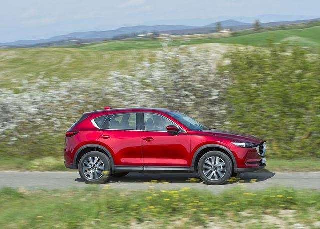 Unter anderem wurde beim neuen Mazda CX-5 die A-Säule 3,5 Zentimeter nach hinten verlegt und die Motorhaube dank des steiler im Wind stehenden Frontgrills noch ein wenig verlängert. Das bewirkt...