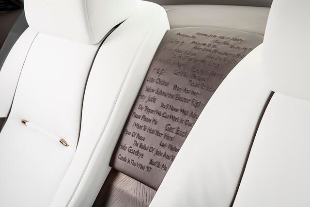 Eine Wasserfall genannte Lederfläche wurde zum Beispiel in dem Wraith zu Ehren des Produzenten und Songwriters Sir George Martin mit 30 seiner berühmten Songtitel bestickt 