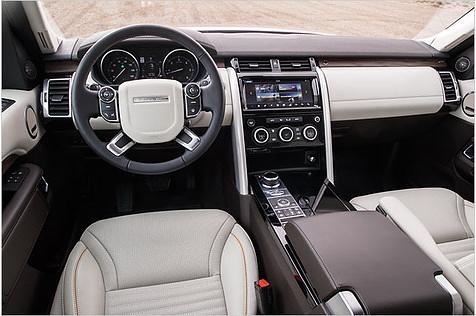 Das Cockpit ist schicker geworden. Es erinnert an eine Mischung aus Discovery Sport, Range Rover Sport und Jaguar XF