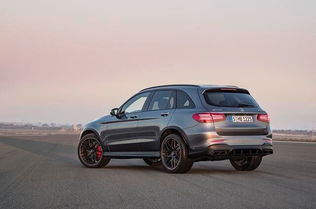 Am Heck sorgt ein Diffusor für eine sportliche Optik