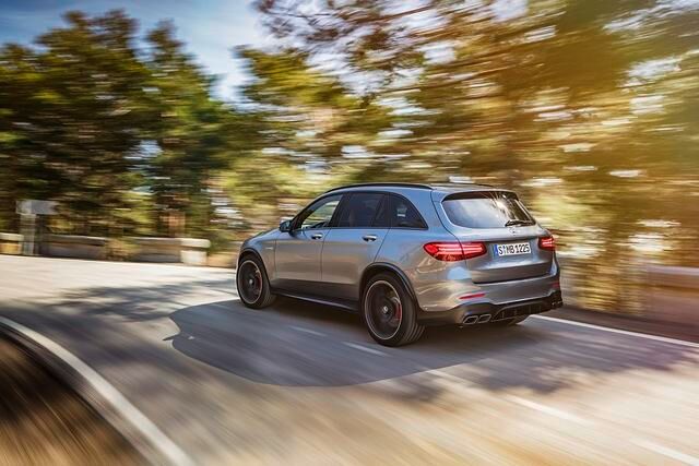 Auch von hinten wirkt der GLC 63 sehr potent