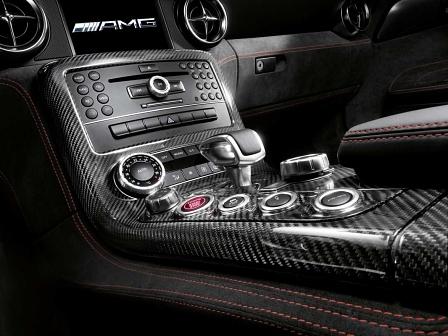 Sportlich und futuristisch mit viel Carbon.