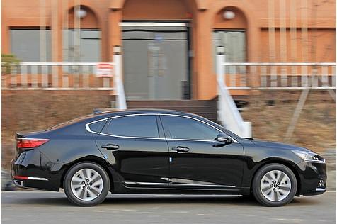 Der Kia K7 ist 4,97 Meter lang,...