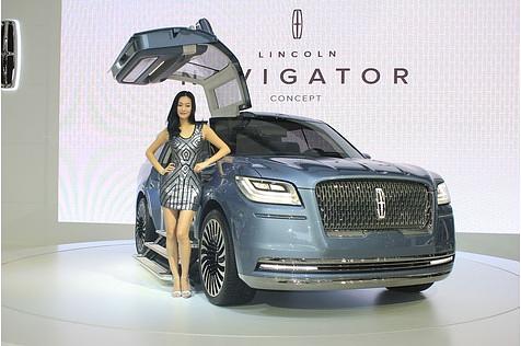 Lange Beine und große Autos: die Kombination kommt an.
