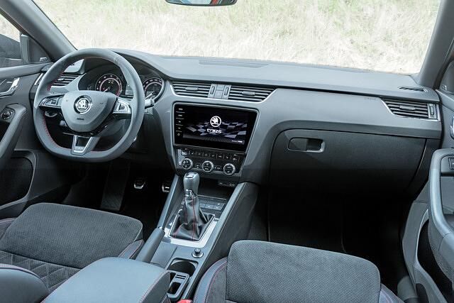 Das Cockpit wurde mit wertigeren Materialien verfeinert
