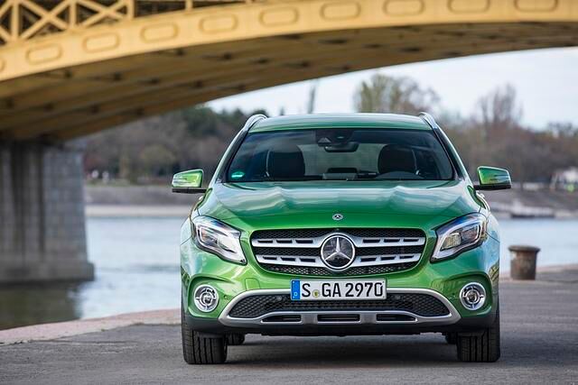 An der Front wurden Stoßfänger und Grill geändert. Außerdem lösen LED-Scheinwerfer die bisherigen Xenon-Leuchten ab