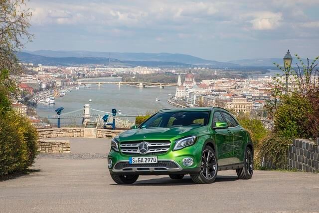 Man muss schon zweimal hinschauen, um zu erkennen, das der GLA optisch überarbeitet wurde