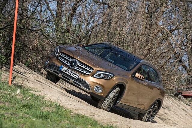 Wer gelegentlich im Gelände zu tun hat und ab und an ausgefurchte Waldwege passieren muss, bekommt den GLA sogar mit einem Offroad-Fahrwerk