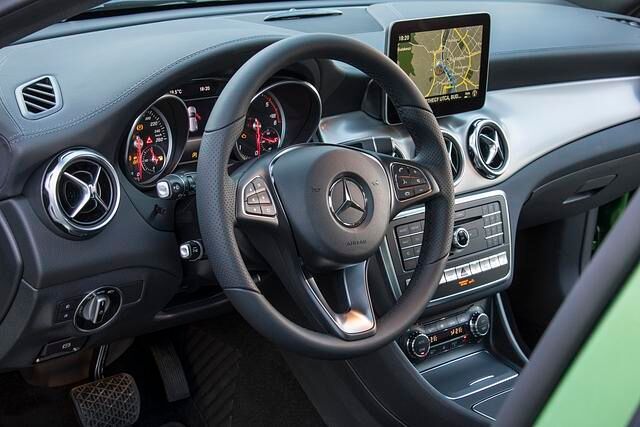 Den Innenraum hat Mercedes mit verchromten Bedienteilen, neuen Dekor-Elementen und neuen Stoffen aufgewertet