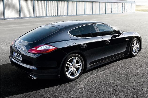 Von seinen V8-Modellgeschwistern lässt sich der Eintiegs-Panamera kaum unterscheiden