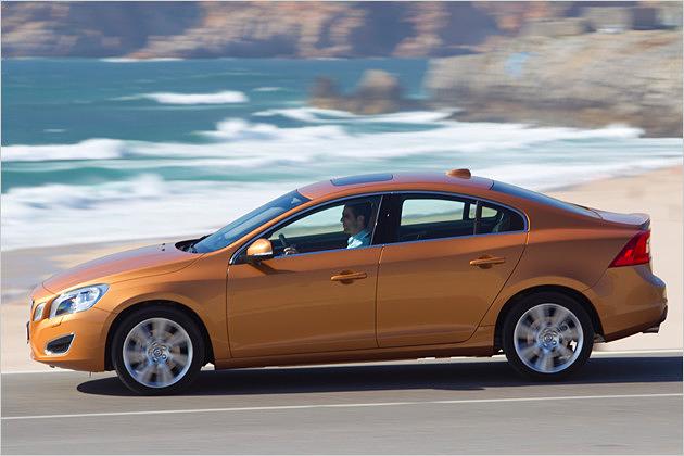 Auffallend ist die coupéhafte Dachlinie des S60