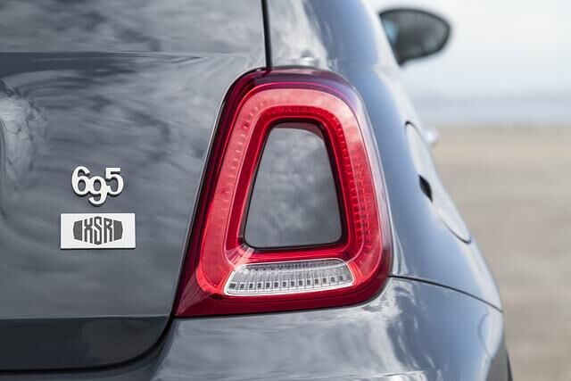 Beim Abarth findet sich die Yamaha-Plakette am Heck