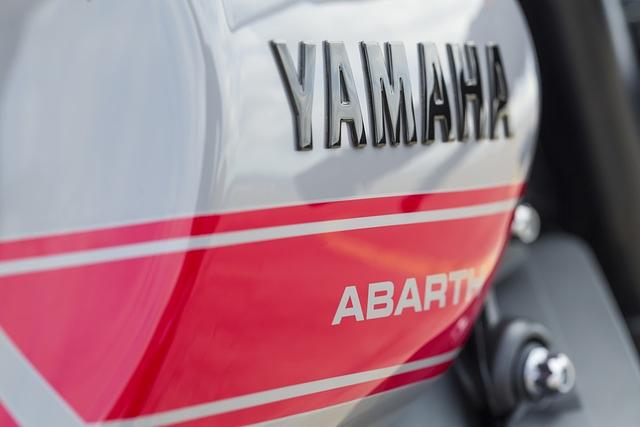 Die Yamaha trägt einen Abarth-Schriftzug auf dem Tank