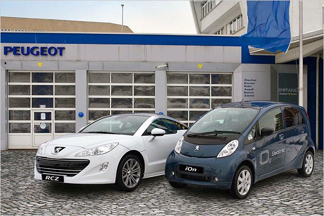 Der sportliche Peugeot RCZ (links) neben dem elektrischen iOn