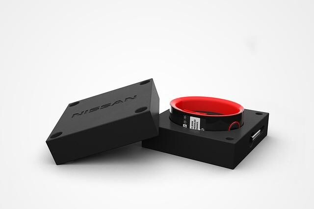 Bedient wird die Nismo-Uhr über zwei Knöpfe, mit einem Schnapp-Mechanismus kann sie am Handgelenk befestigt werden.
