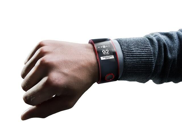   Die Nissan Nismo Concept Watch ist ganz auf den Einsatz im Auto abgestimmt und kann sowohl Fahrzeug als auch Fahrer überwachen. 