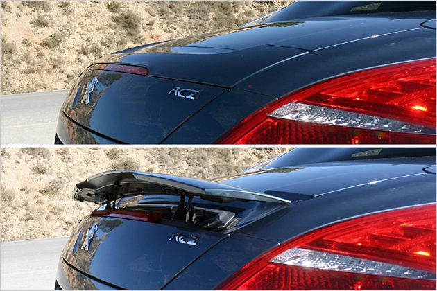 Der Heckspoiler fährt ab einer Geschwindigkeit von 85 km/h automatisch aus