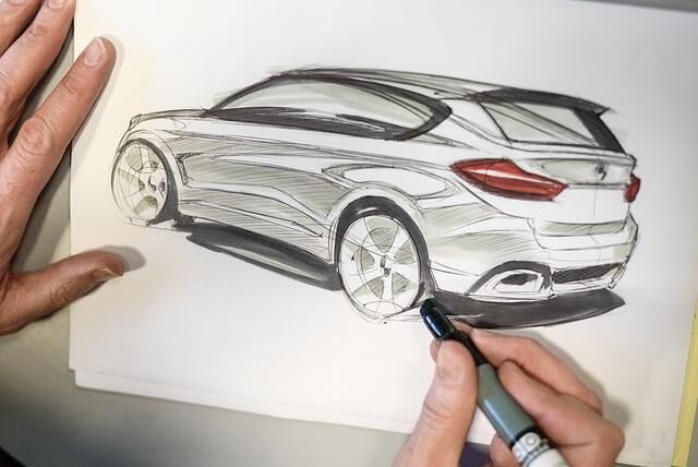 Angefangen hat alles, genau wie bei anderen Modellen, mit einem internen Design-Wettbewerb, an dessen Ende zehn Entwürfe von verschiedenen BMW-Designern stehen