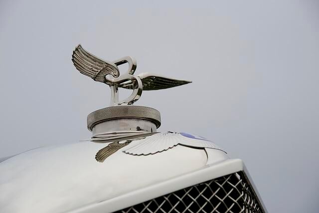 Nach dem schlüssellosen Einsteigen wird der V8-Biturbo-Motor per Startknopf zum Leben erweckt.