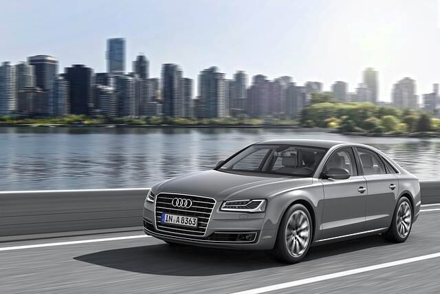 Den A8 gibt es weiterhin als Hybrid, bei dem ein 2,0-Liter-Ottomotor und eine Elektromaschine auf eine Systemleistung von 180 kW/245 PS kommen und durchschnittlich 6,3 Liter Kraftstoff verbrauchen...