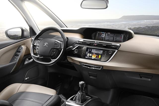 Im sehr aufgeräumten Cockpit blinkt ein Sieben-Zoll-Touchscreen mit Radio, auch die Freisprecheinrichtung ist in der Basisversion Attraction bereits an Bord