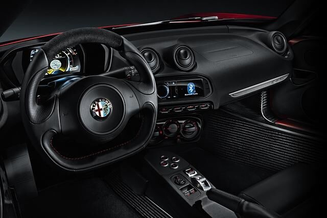 Das Cockpit ist puristisch gehalten