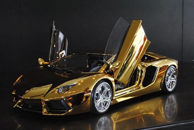 Die 25 Kilogramm schwere Karosserie ist aus massivem Gold, die aus einem 500-Kilogramm schweren Goldblock gefräst wurde.